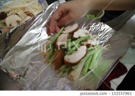 用錫箔紙包裹蘑菇和四季豆 133557961
