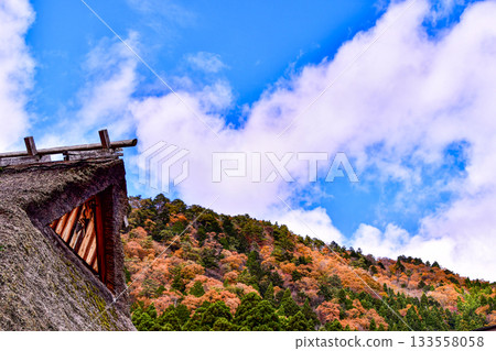 Thatched roofs and brocade mountains 133558058