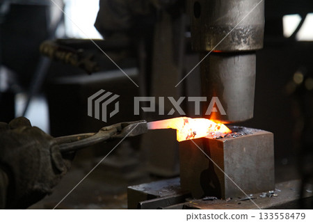 將加熱的材料錘打成形狀的工匠 將加熱的材料錘打成形狀的工匠 133558479