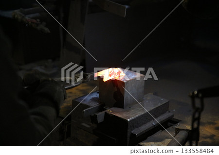 將加熱的材料錘打成形狀的工匠 133558484