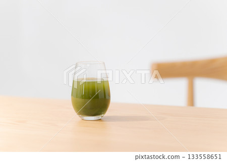 桌上的綠色果汁 桌上的綠色果汁 133558651