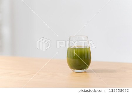 桌上的綠色果汁 桌上的綠色果汁 133558652