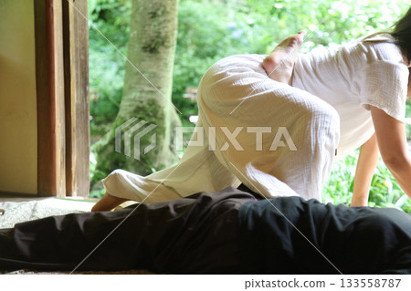 按摩的女性 133558787