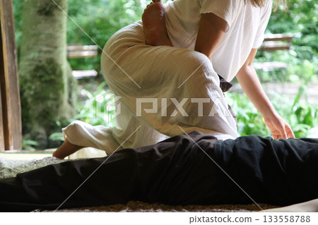 Women who massage 133558788