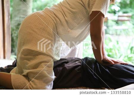 按摩的女性 133558810