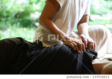 按摩的女性 133558813