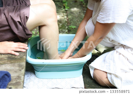做footbath的婦女 做footbath的婦女 133558971