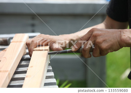 一個男人用鑿子砍木頭 133559080