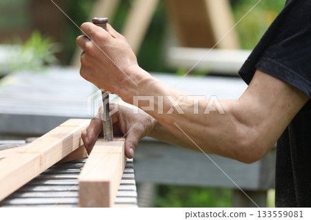 一個男人用鑿子砍木頭 133559081