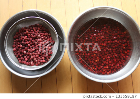Soaking mountain peaches in water 133559187