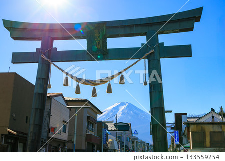 透過山梨縣富士吉田市的金色鳥居眺望富士山 透過山梨縣富士吉田市的金色鳥居眺望富士山 133559254