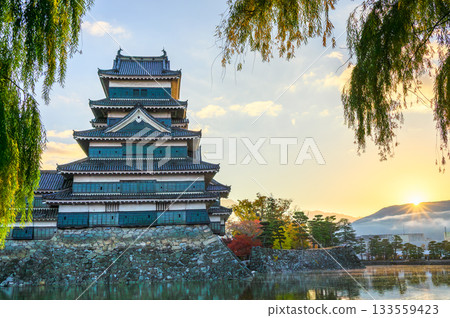 【日出】國寶松本城【秋天】 【日出】國寶松本城【秋天】 133559423