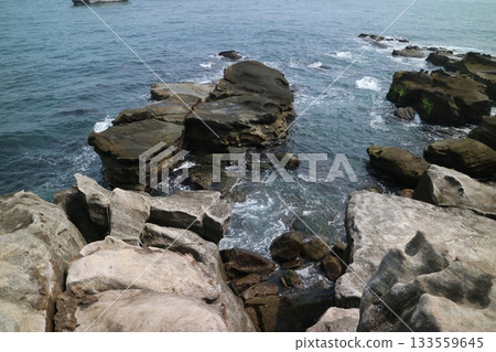 海岸邊的岩石海岸線和海蝕柱 133559645