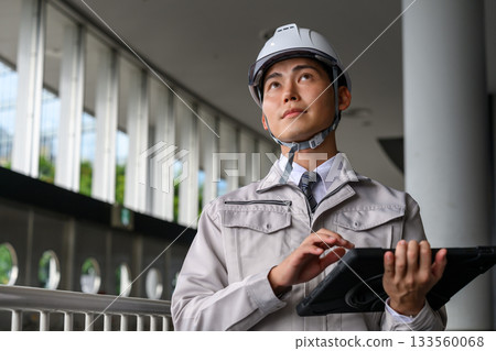 Men at work 133560068