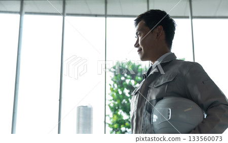 管理階層對身穿工作服的男性進行檢查 133560073