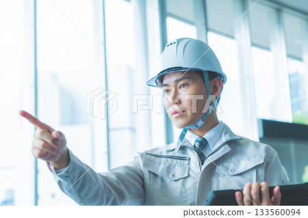 男人在工作 133560094