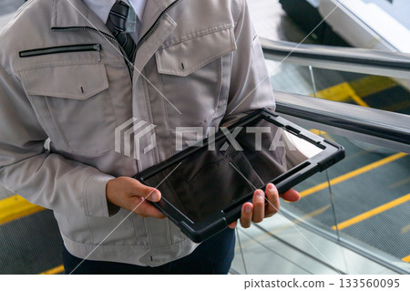 男人在工作 133560095