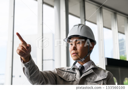 管理階層對身穿工作服的男性進行檢查 133560100