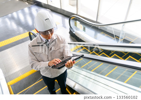 Men at work 133560102