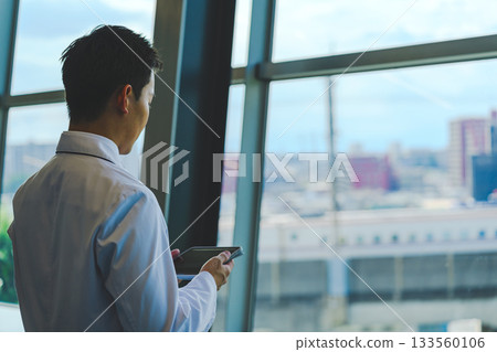 A white coat male 133560106