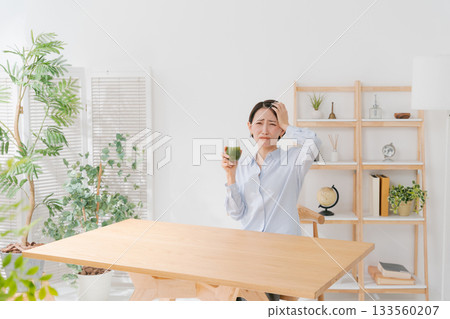 一名女子正在喝苦綠果汁 133560207