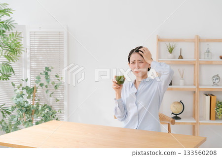 一名女子正在喝苦綠果汁 一名女子正在喝苦綠果汁 133560208