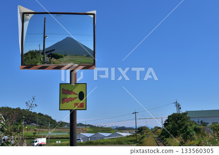 日本JR最南端的車站,鹿兒島縣西大山站。凸面鏡中倒映著開門山。 日本JR最南端的車站,鹿兒島縣西大山站。凸面鏡中倒映著開門山。 133560305