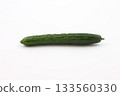 夏季爽脆黃瓜鮮豔的色彩和優美的形狀 133560330