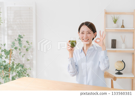 喝綠色汁液的婦女 133560381