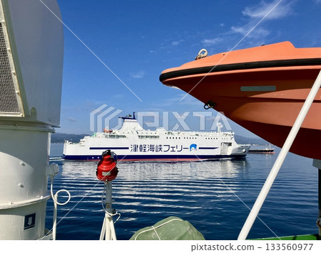 津輕海峽渡輪交錯而過 津輕海峽渡輪交錯而過 133560977