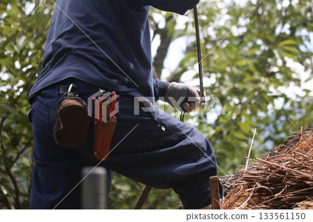 工匠們在茅草屋頂上搭建鷹架 133561150