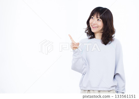 微笑的女人豎起食指 133561151