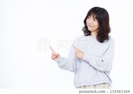 微笑的女人豎起食指 133561164