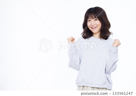 一個女人微笑著擺出勇敢的姿勢 133561247