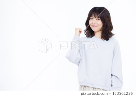 一個女人微笑著擺出勇敢的姿勢 133561256