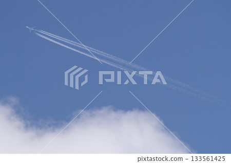 延伸入藍天的飛機雲彩 延伸入藍天的飛機雲彩 133561425