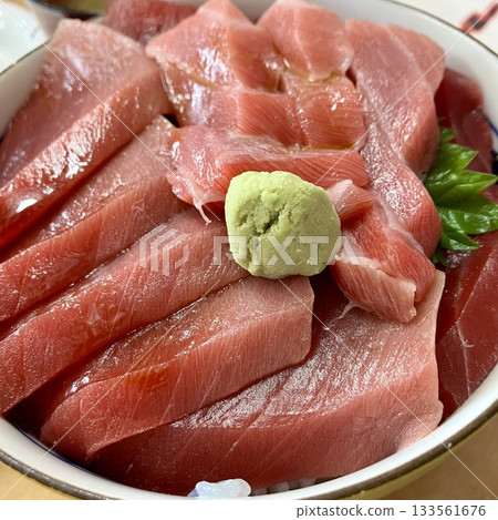 Raw tuna bowl 133561676