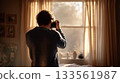 一個人拿著相機站在窗邊，柔和的光線從窗外照射進來：“生成式人工智慧” 133561987