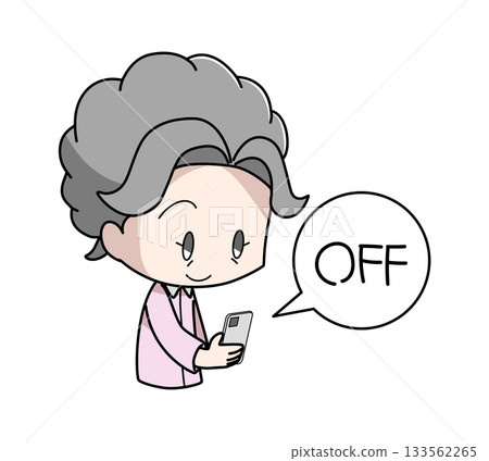 圖：一位老婦人在睡前關閉智慧型手機 133562265