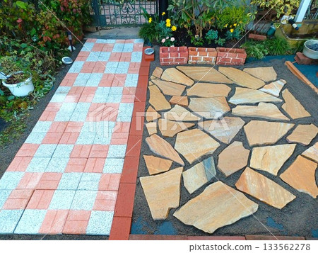 一位家庭主婦獨自穩定打造花園♪ 在花園裡鋪設石板 133562278