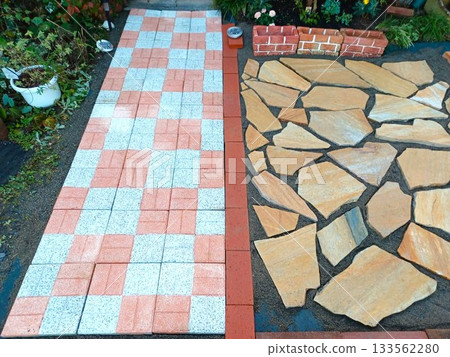 一位家庭主婦獨自穩定打造花園♪ 在花園裡鋪設石板 一位家庭主婦獨自穩定打造花園♪ 在花園裡鋪設石板 133562280