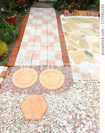 一位家庭主婦獨自穩定打造花園♪ 在花園裡鋪設石板 133562288