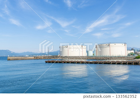 Large oil tank (image) 133562352