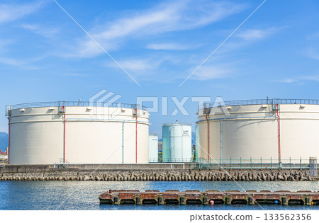 Large oil tank (image) 133562356