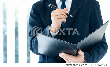 商人的手在簽名 133562521