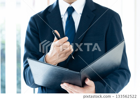 商人的手在簽名 133562522