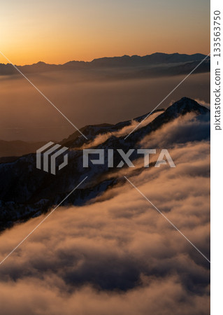 Spectacular view of the sunrise and sea of clouds from the summit of Mount Yokote in Shiga Kogen, Nagano Prefecture Spectacular view of the sunrise and sea of clouds from the summit of Mount Yokote in Shiga Kogen, Nagano Prefecture 133563750