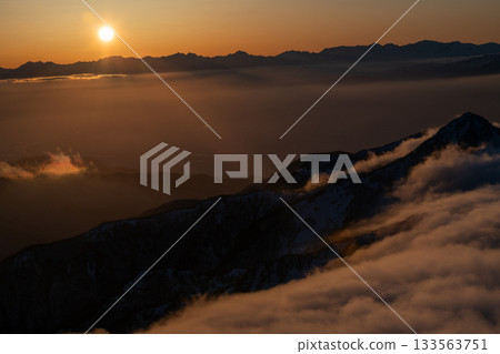 Spectacular view of the sunrise and sea of clouds from the summit of Mount Yokote in Shiga Kogen, Nagano Prefecture 133563751