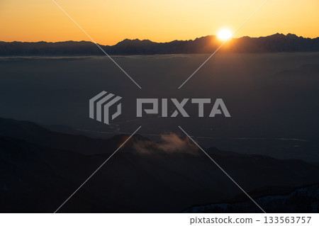 從長野縣志賀高原橫手山頂峰欣賞壯麗的日出和雲海景色 從長野縣志賀高原橫手山頂峰欣賞壯麗的日出和雲海景色 133563757