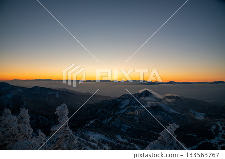 從長野縣志賀高原橫手山頂峰欣賞壯麗的日出和雲海景色 從長野縣志賀高原橫手山頂峰欣賞壯麗的日出和雲海景色 133563767